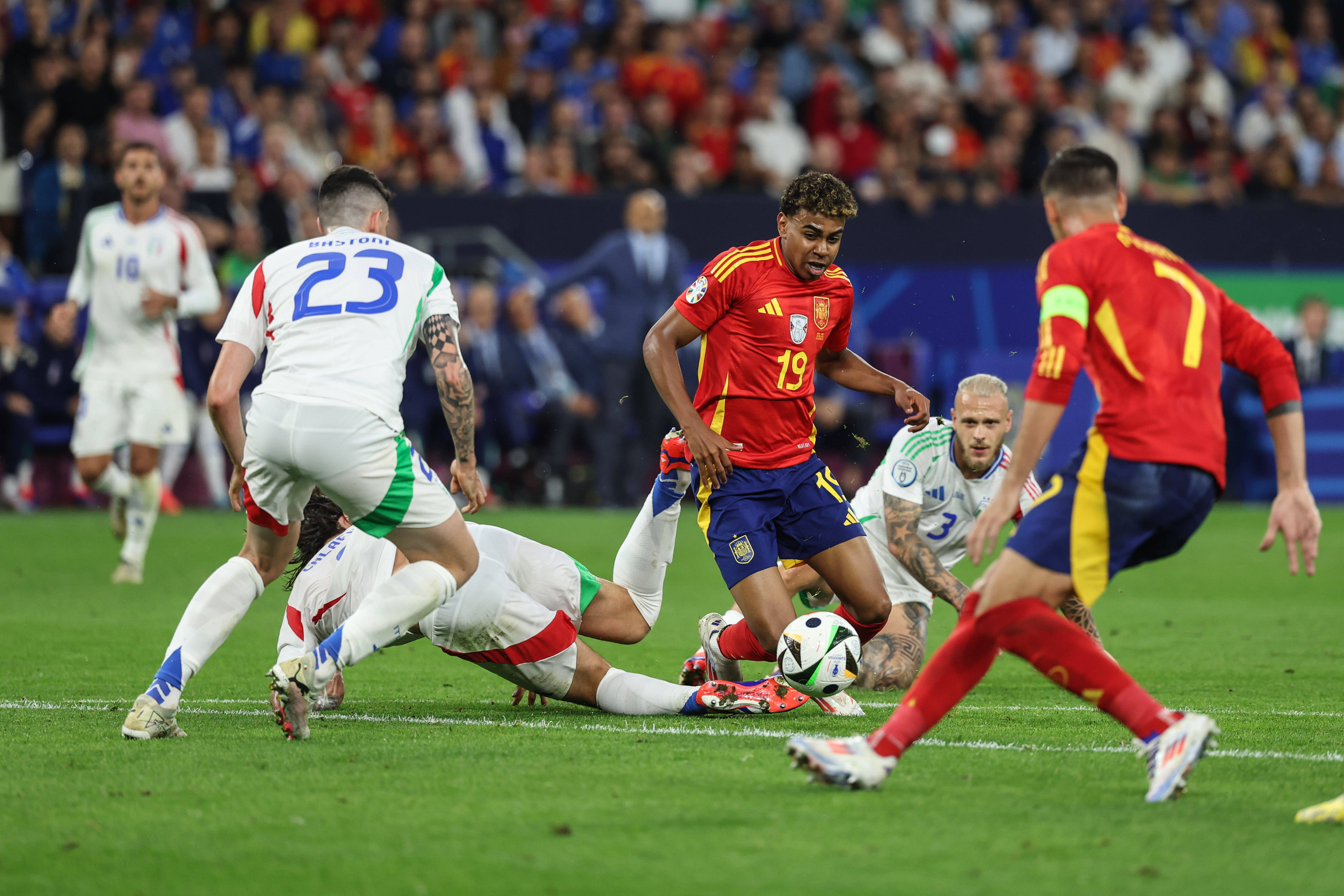 关于意大利足球队获得一场重要胜利的信息