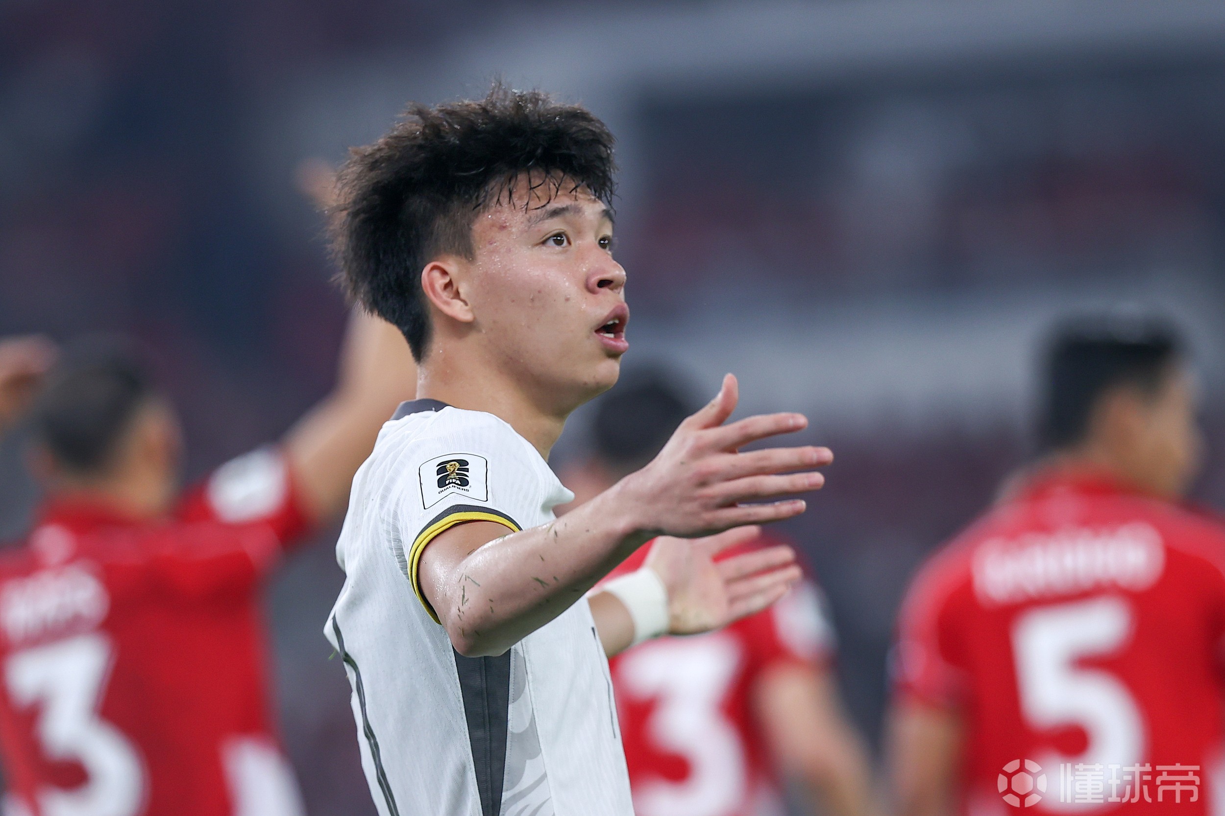 关于印尼选手勇夺榜首，冠军飘飘的信息