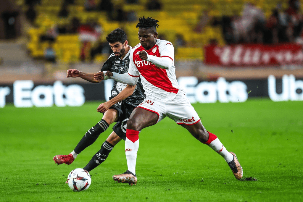 包含主场连续不胜，摩纳哥陷入困境的词条