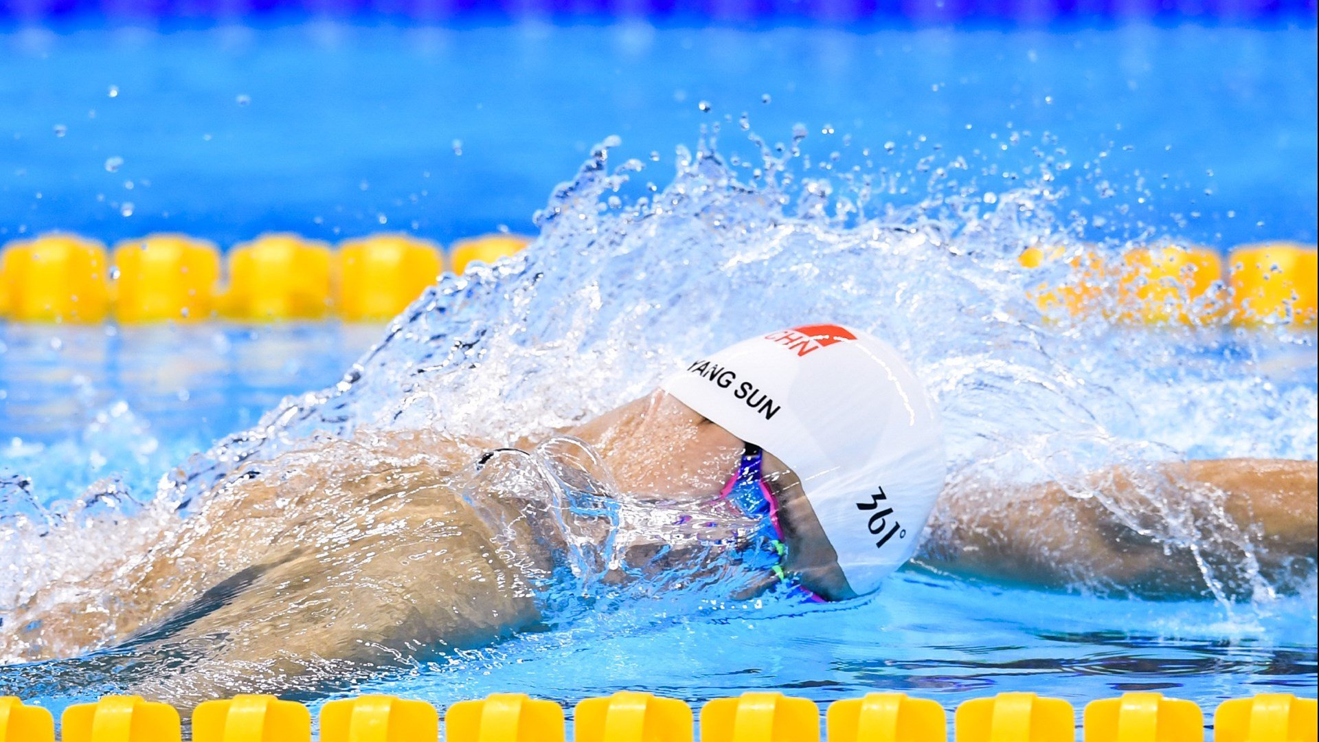 爱德华兹点燃F1新赛季揭幕战之夜，当新星与引擎一同咆哮