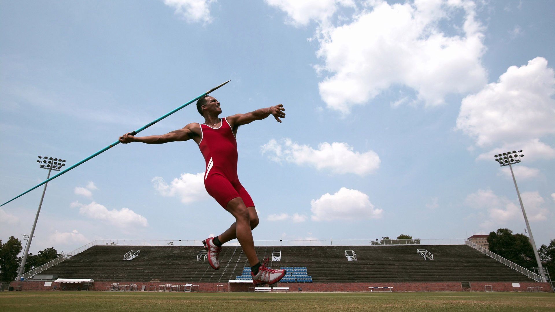 梅赛德斯铁骑碾压威廉姆斯，诺里斯点燃银石，一场新旧秩序的激烈碰撞