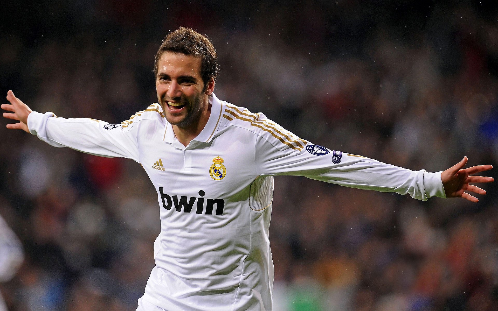 红牛王朝的悬崖边，维斯塔潘如何用一次不可能的超越，守住F1王座最后的尊严